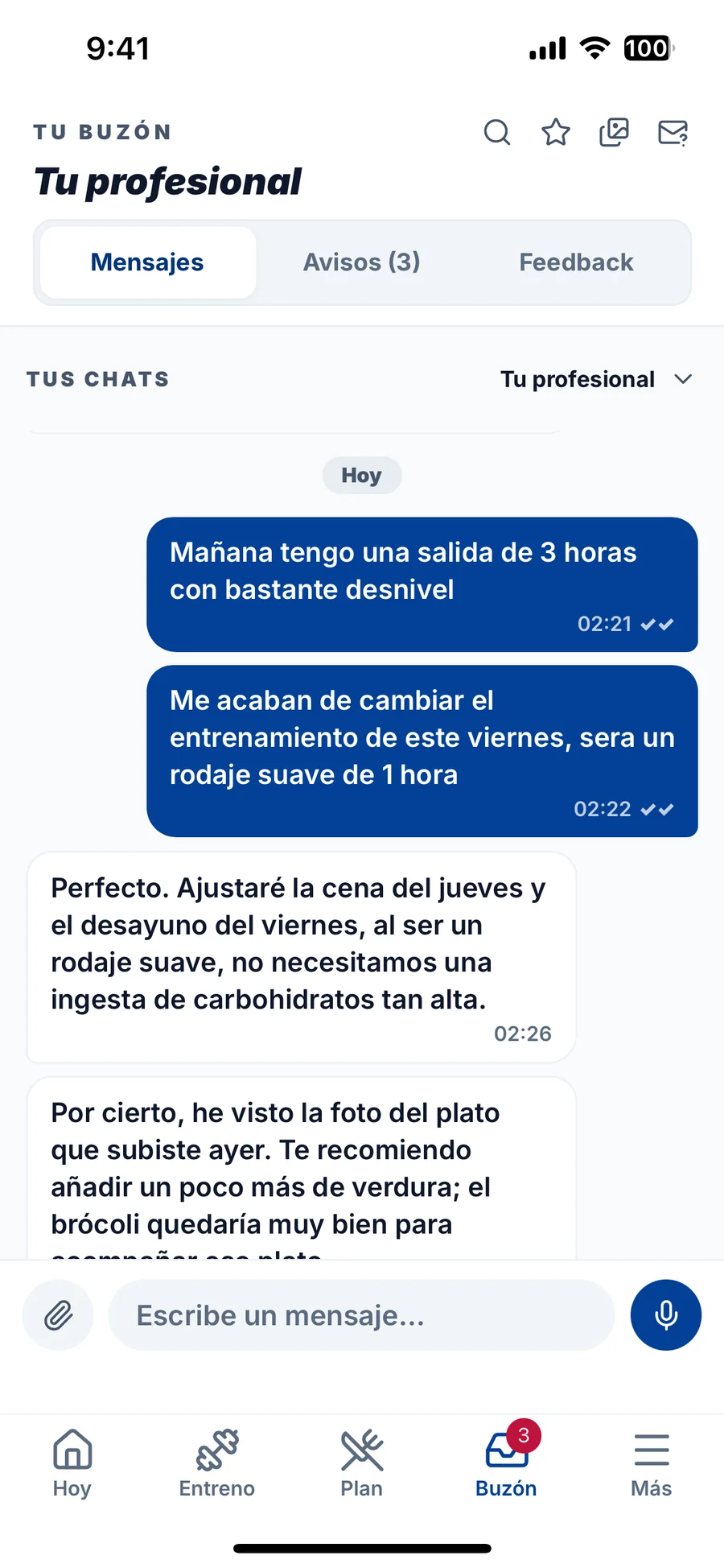 El chat con su profesional en la app del paciente: le cuenta que mañana tiene una salida larga y que le han cambiado el entreno, y su nutricionista le ajusta las comidas