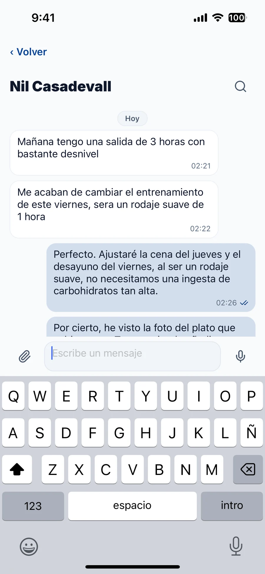 La misma conversación en el móvil del profesional, con el teclado abierto para contestar a su paciente